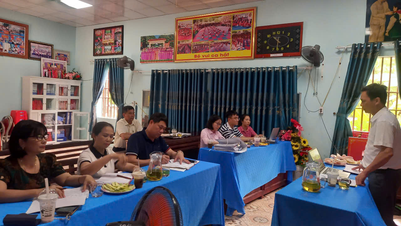 Giám sát công tác nấu ăn, bán trú